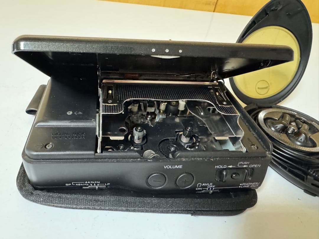 Sony Cassette Player Tcd-D8 Dat Mdr-E484