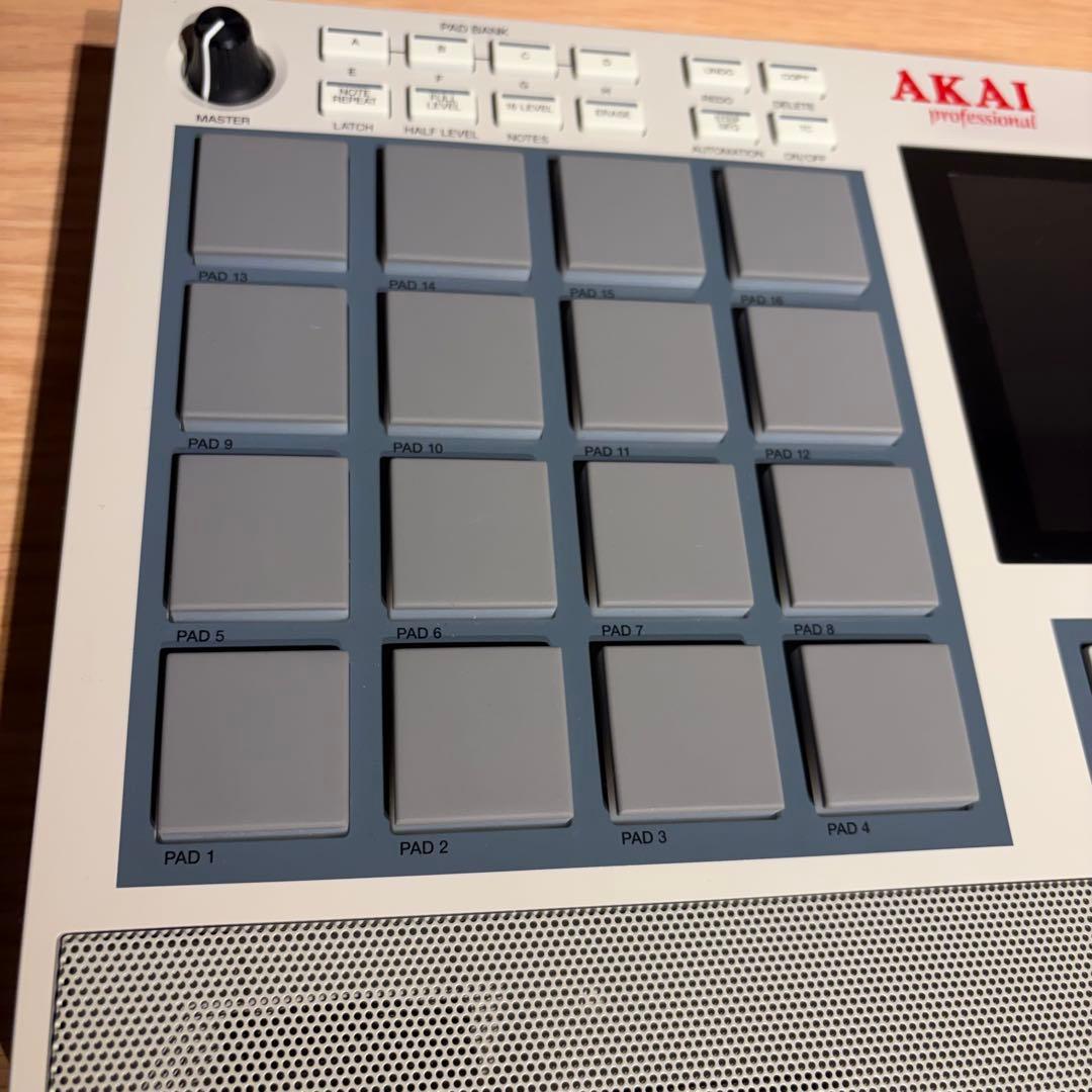 Akai Professional Samplers Mpc Live 2 Special Retro Edition