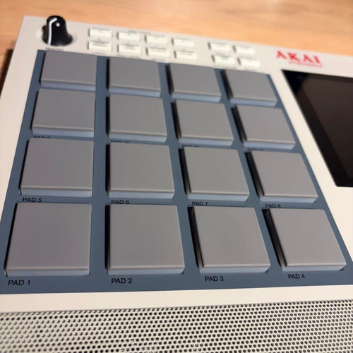 Akai Professional Samplers Mpc Live 2 Special Retro Edition
