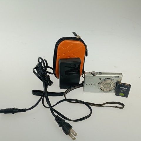 Nikon Compact Digital Camera Coolpix S570 Silver