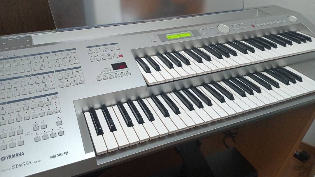 Keyboards Digital Pianos 2013 Yamaha Stagea Elb-01