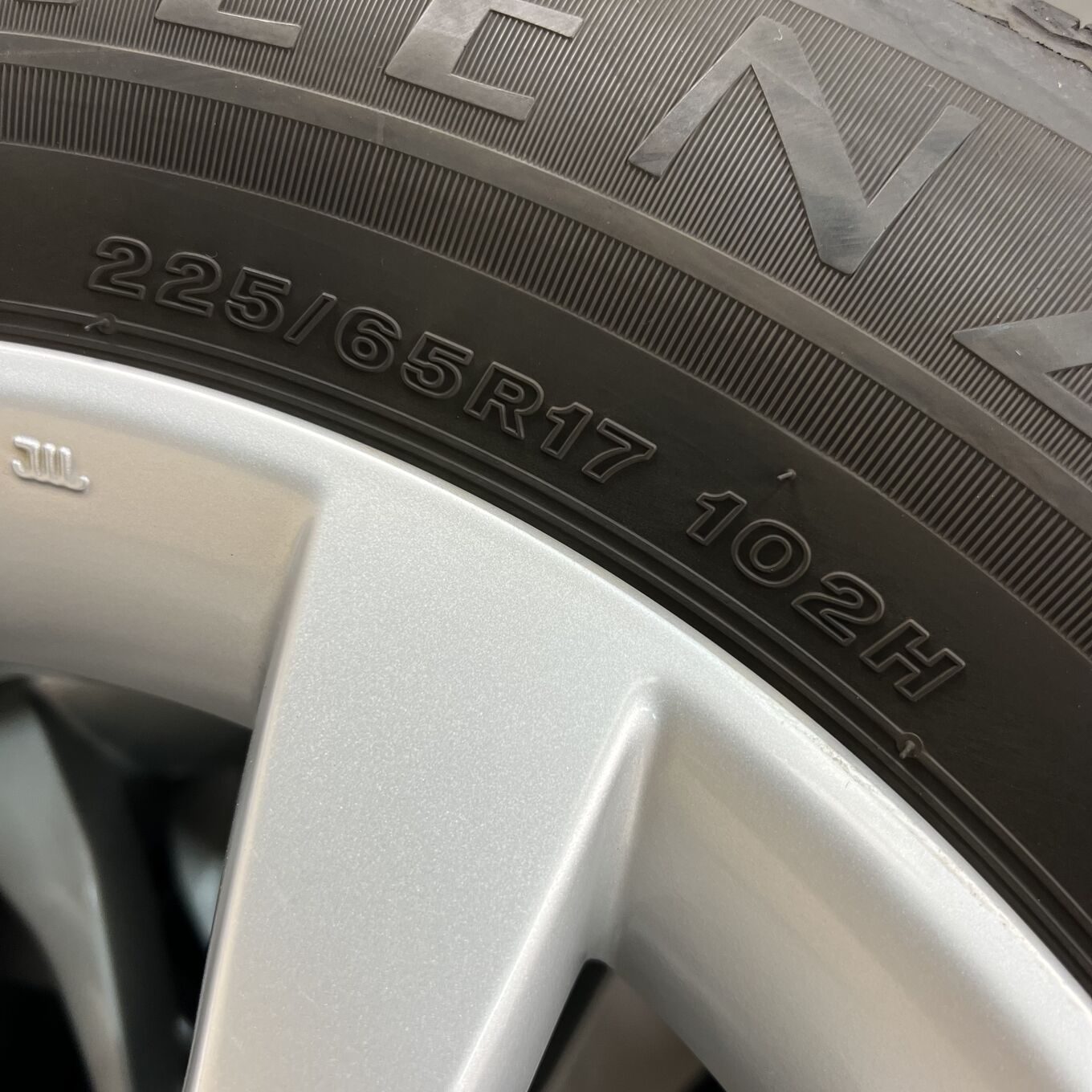 Bridgestone 17 Inches 225/65R17 Alenza Lx100 4 #15T40426