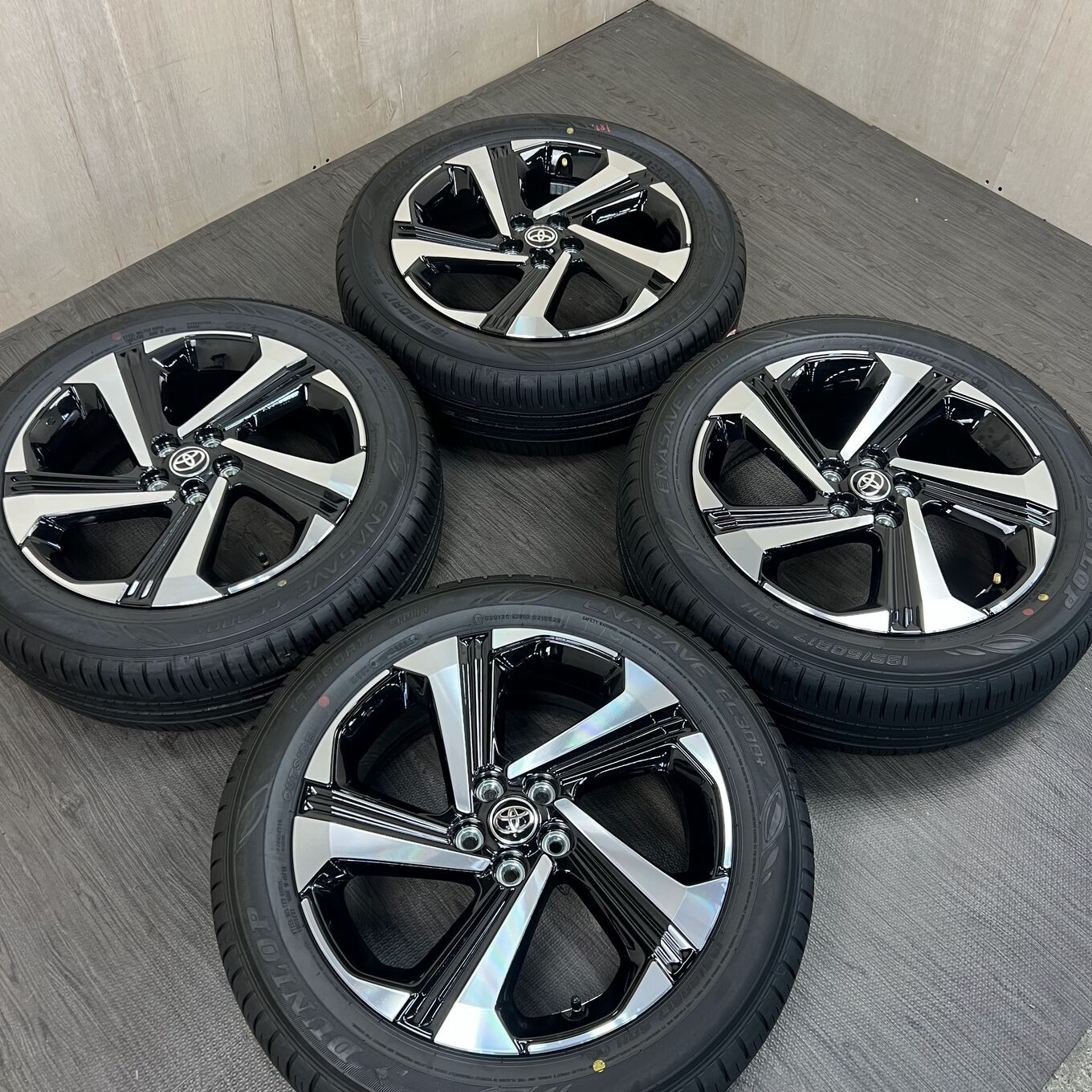 Toyota 17 Inches Dunlop 195/60R17 #187S40925