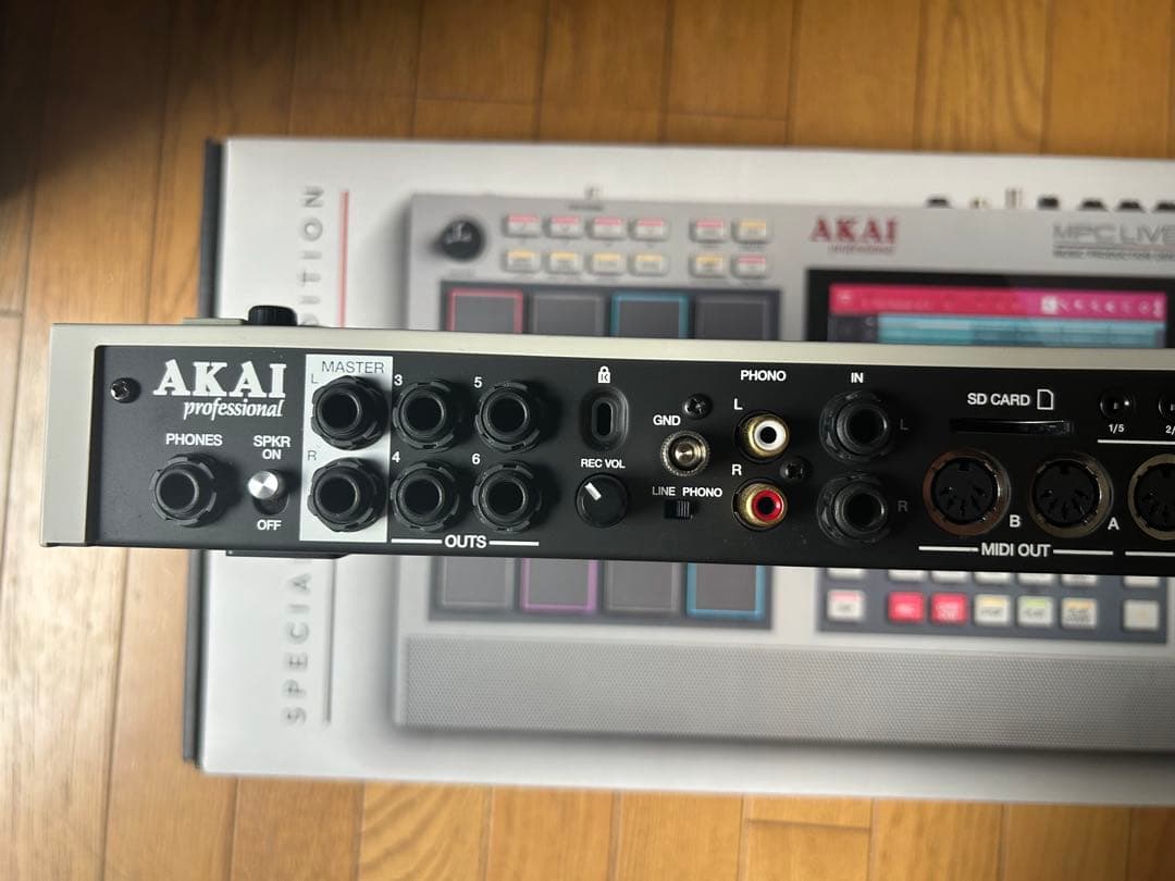 Akai Professional Samplers Mpc Live Retro 2