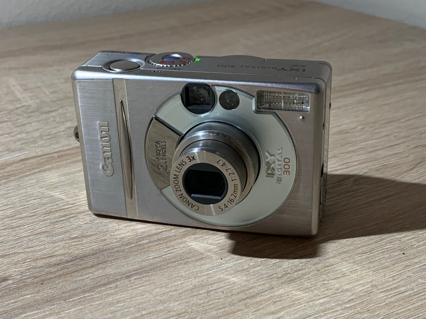 Compact Digital Camera 1062 Canon Ixy 300