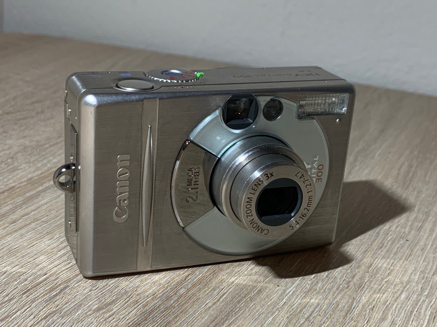 Compact Digital Camera 1062 Canon Ixy 300
