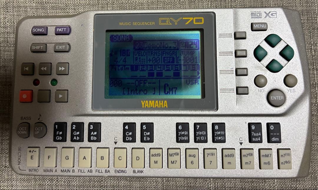 Hardware Instruments Yamaha Qy70