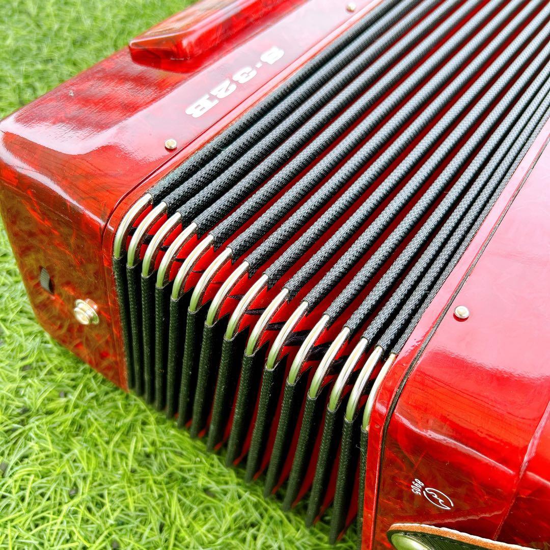 Yamaha Accordions S-32B