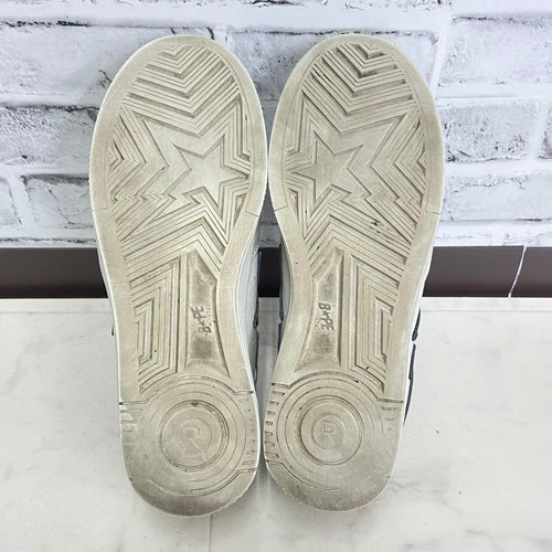 Unas zapatillas deportivas de mono bañista
