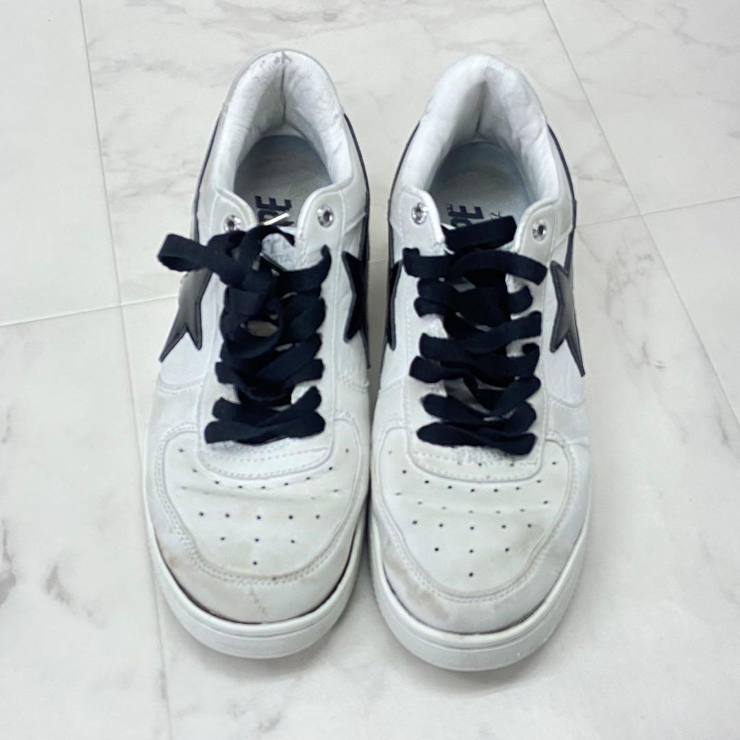 Unas zapatillas deportivas de mono bañista