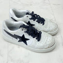 Een badende aap-sneakers