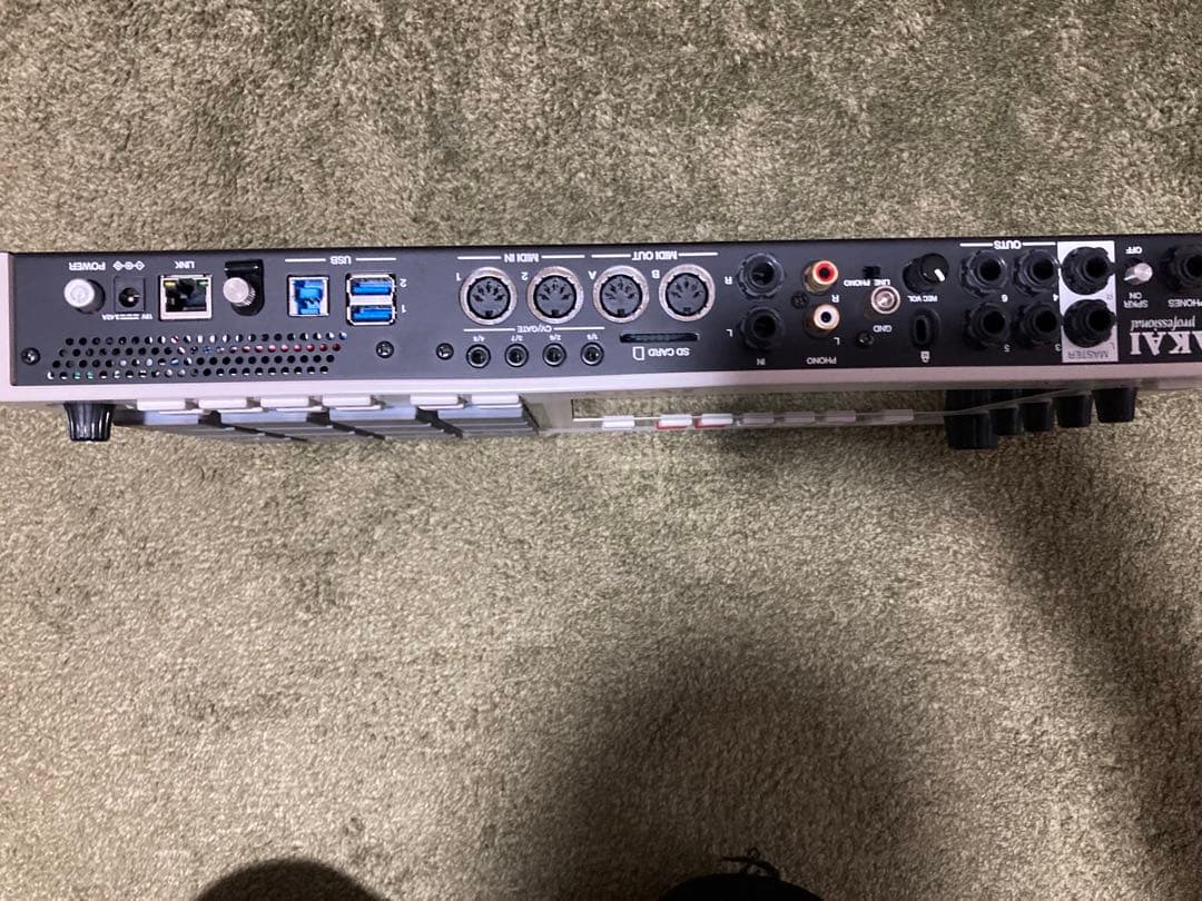 Akai Professional Sampler Mpc Live Ii Retro Edition