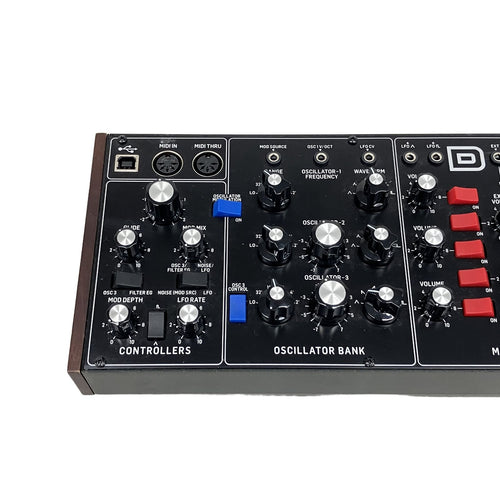 Analog Synthesizer Behringer Model D K11362919