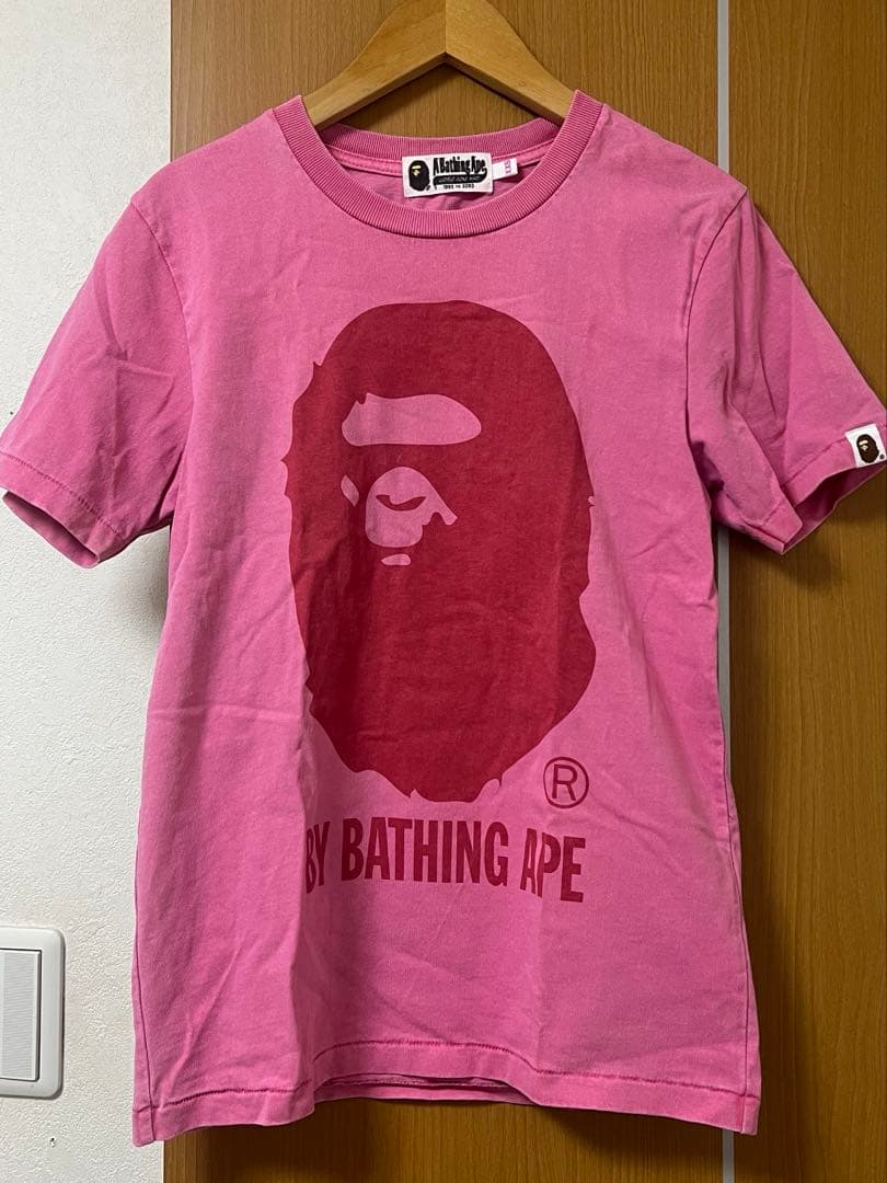 Een badende aap met korte mouwen