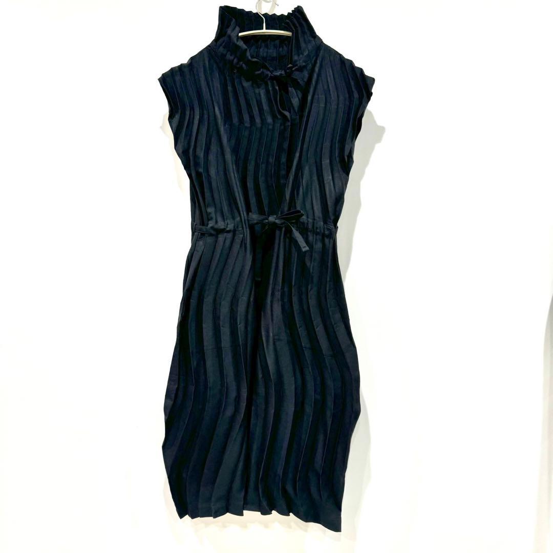 Issey Miyake No Sleeve Me Pleats Please