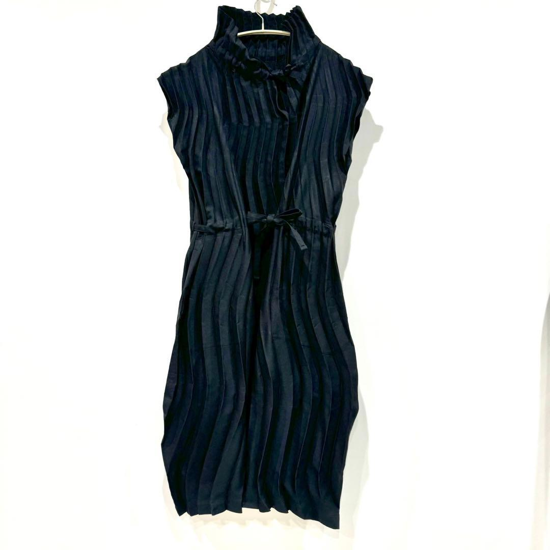 Issey Miyake No Sleeve Me Pleats Please