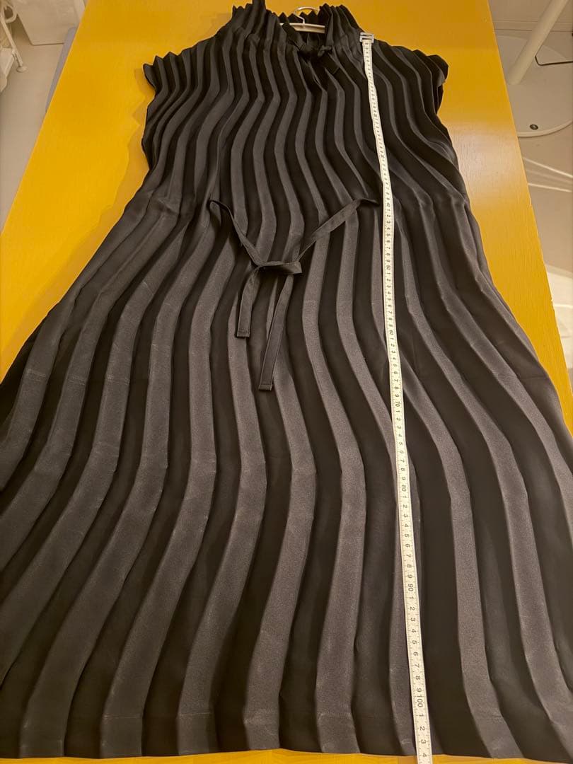 Issey Miyake No Sleeve Me Pleats Please