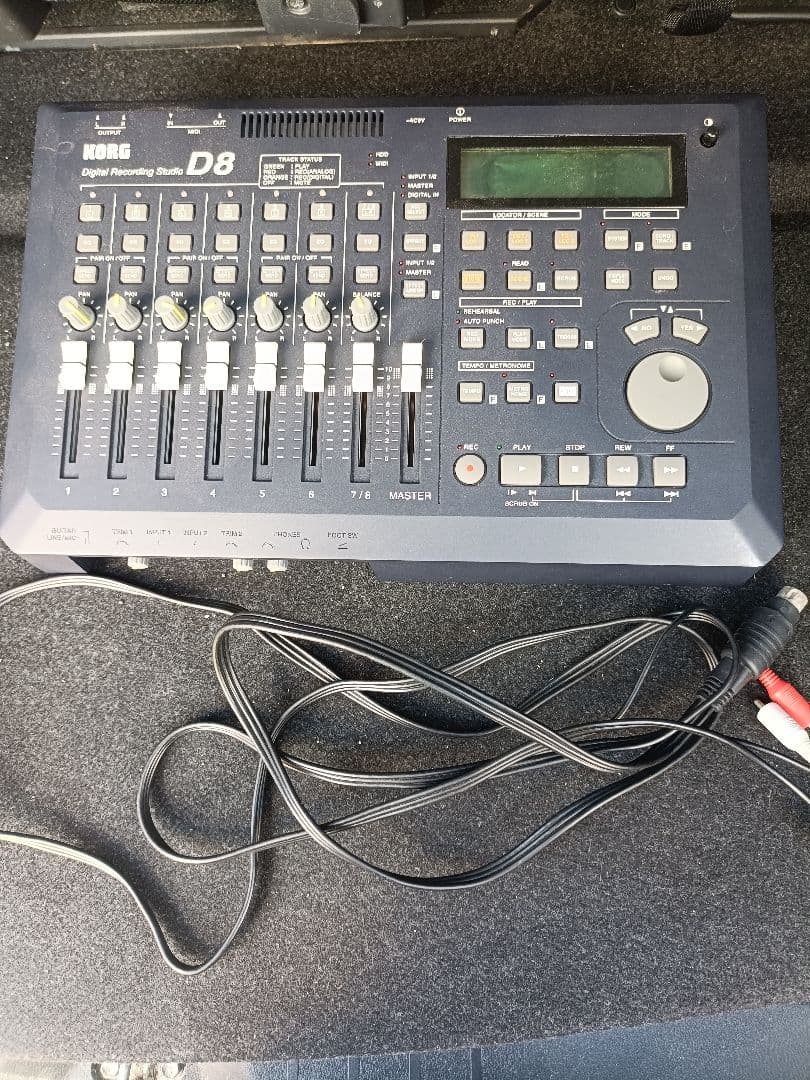 Multitrack Recorders Korg D8 Digital Recording Studio