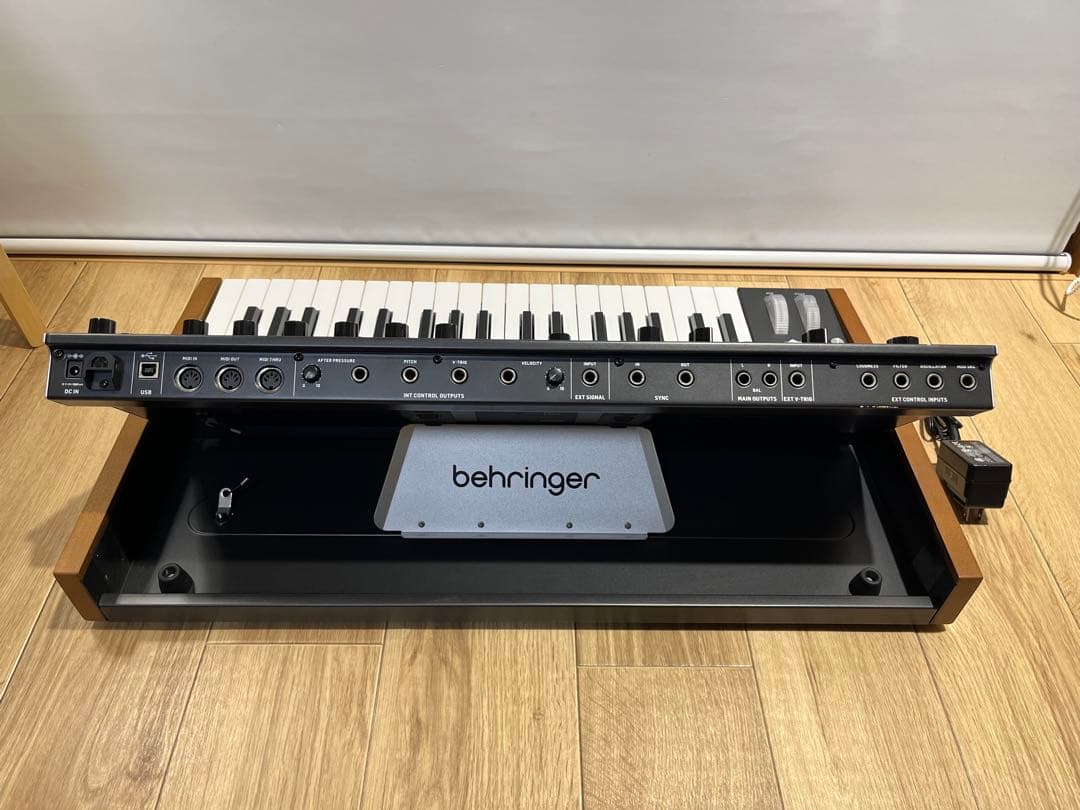Behringer Analog Synthesizer Poly D