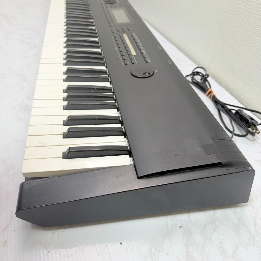 Roland Analog Synthesizers D-70 76
