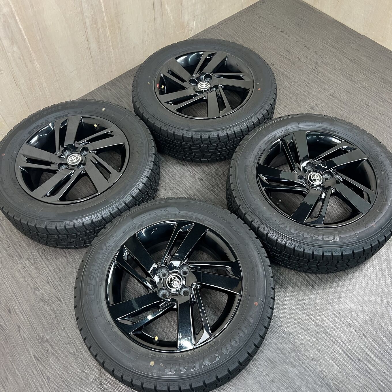 Toyota 16 Inches Goodyear 195/65R16 #465S40925