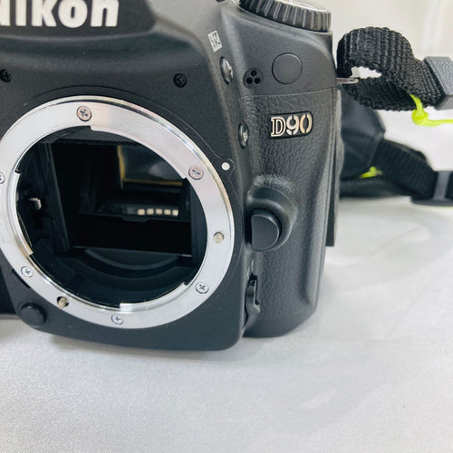 Nikon Digital Slr A D90 Af-S Nikkor 18-200Mm Vr Ii