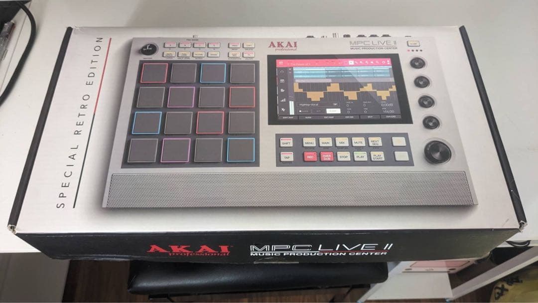 Akai Professional Sampler Mpc Live Ii Special Retro Edition