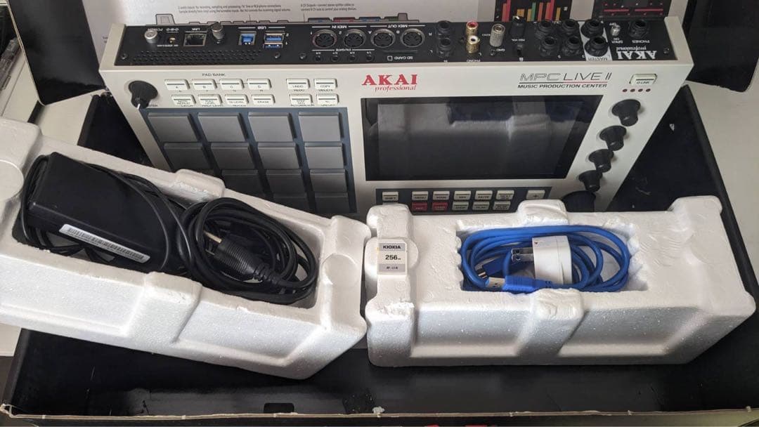 Akai Professional Sampler Mpc Live Ii Special Retro Edition