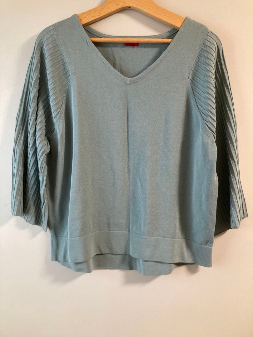 Des Pres Half-Sleeve Three-Quarter-Sleeve V