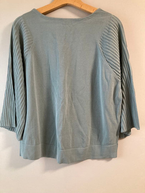 Des Pres Half-Sleeve Three-Quarter-Sleeve V