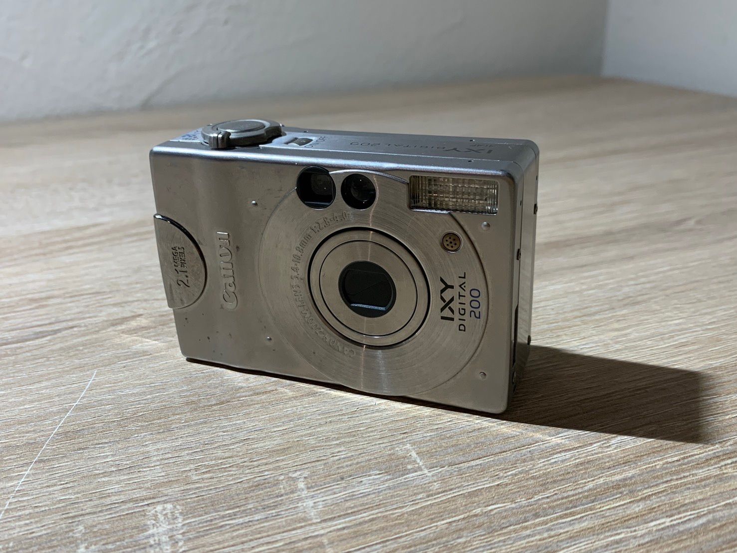 Compact Digital Camera 9954 Canon Ixy 200