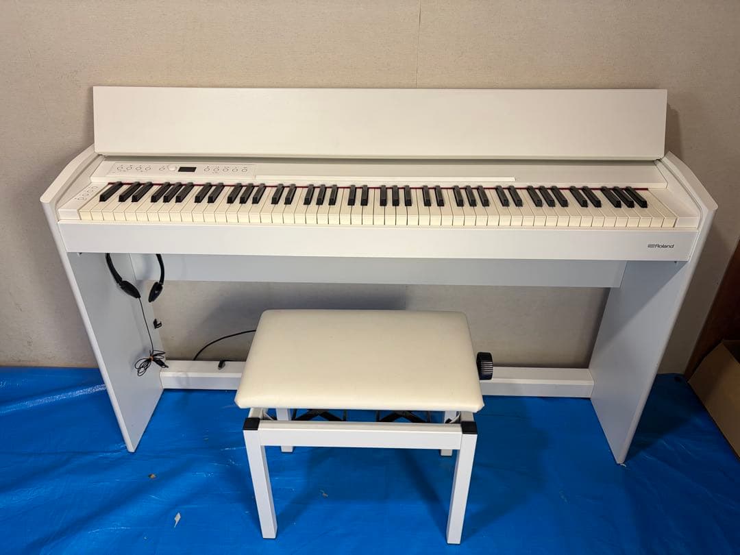 Roland Keyboards Digital Pianos F701-Wh 2022