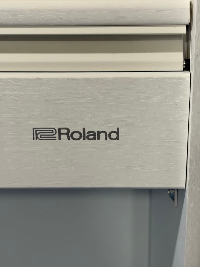Roland Keyboards Digital Pianos F701-Wh 2022