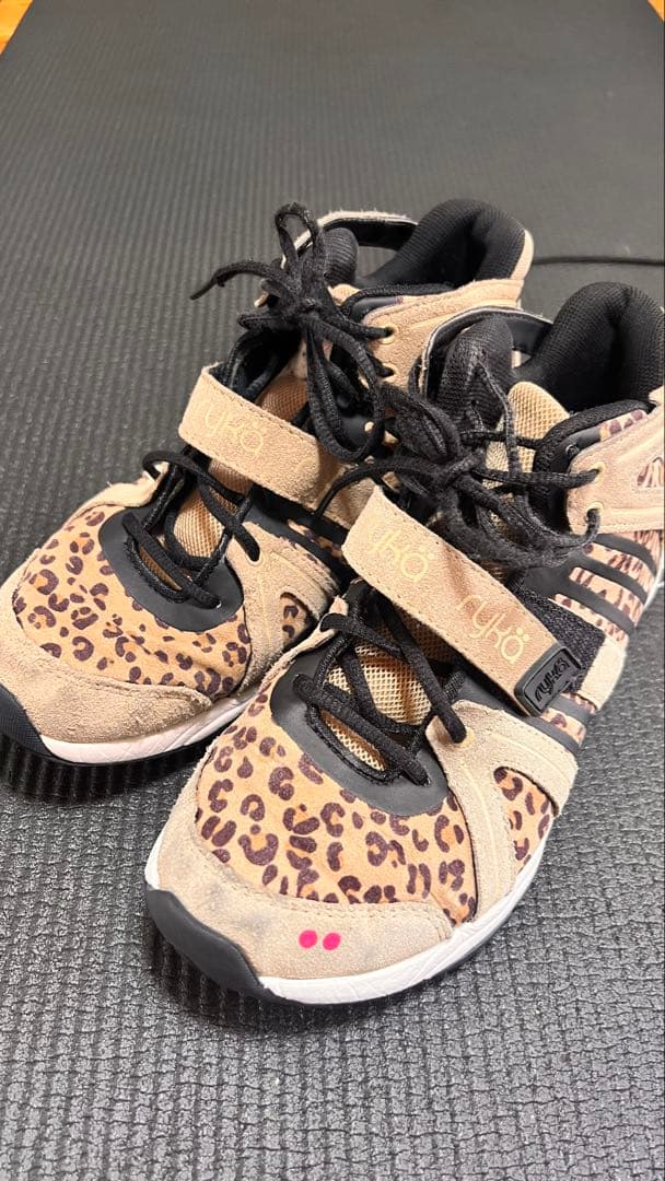 Sneakers .Tenacity
