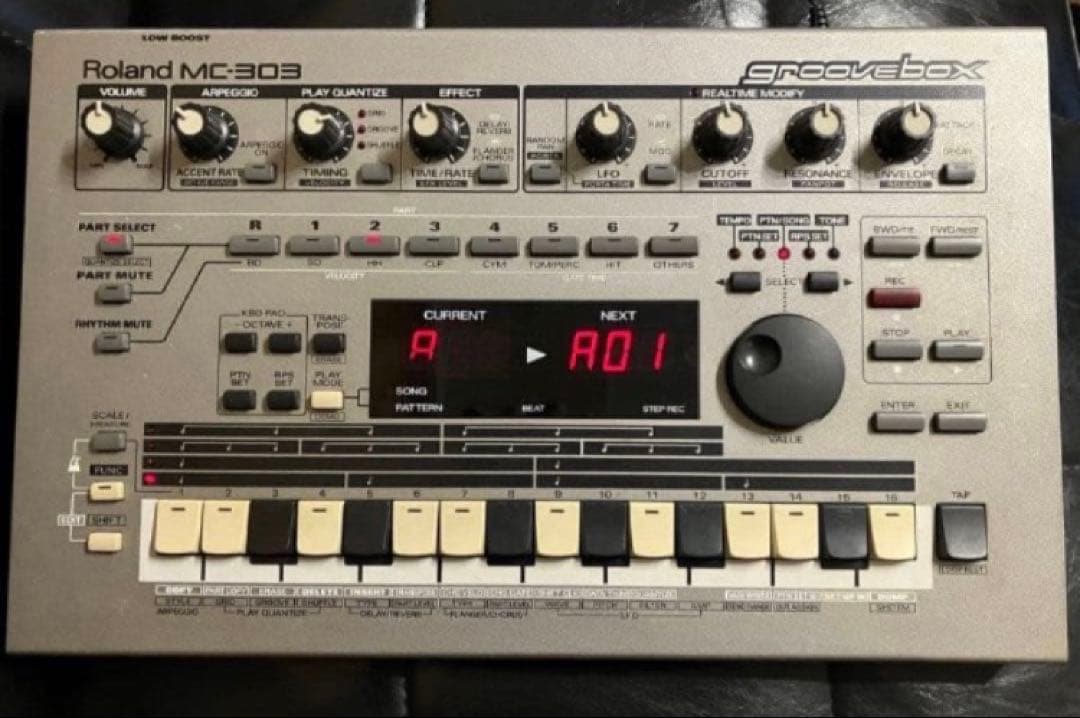Roland Rhythm Machine Mc-303 Groovebox