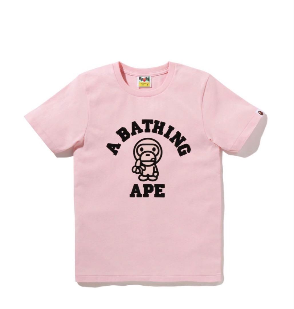 Una camiseta de manga corta de mono de baño