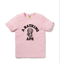 Una camiseta de manga corta de mono de baño