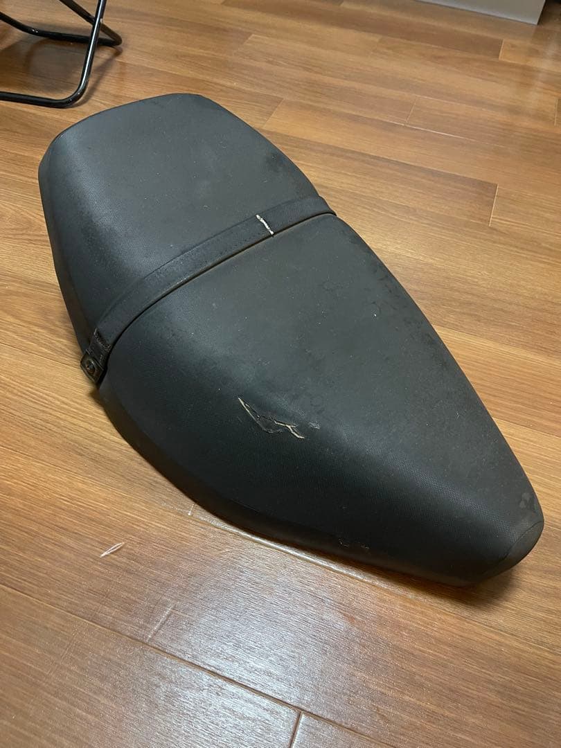 Seats V100