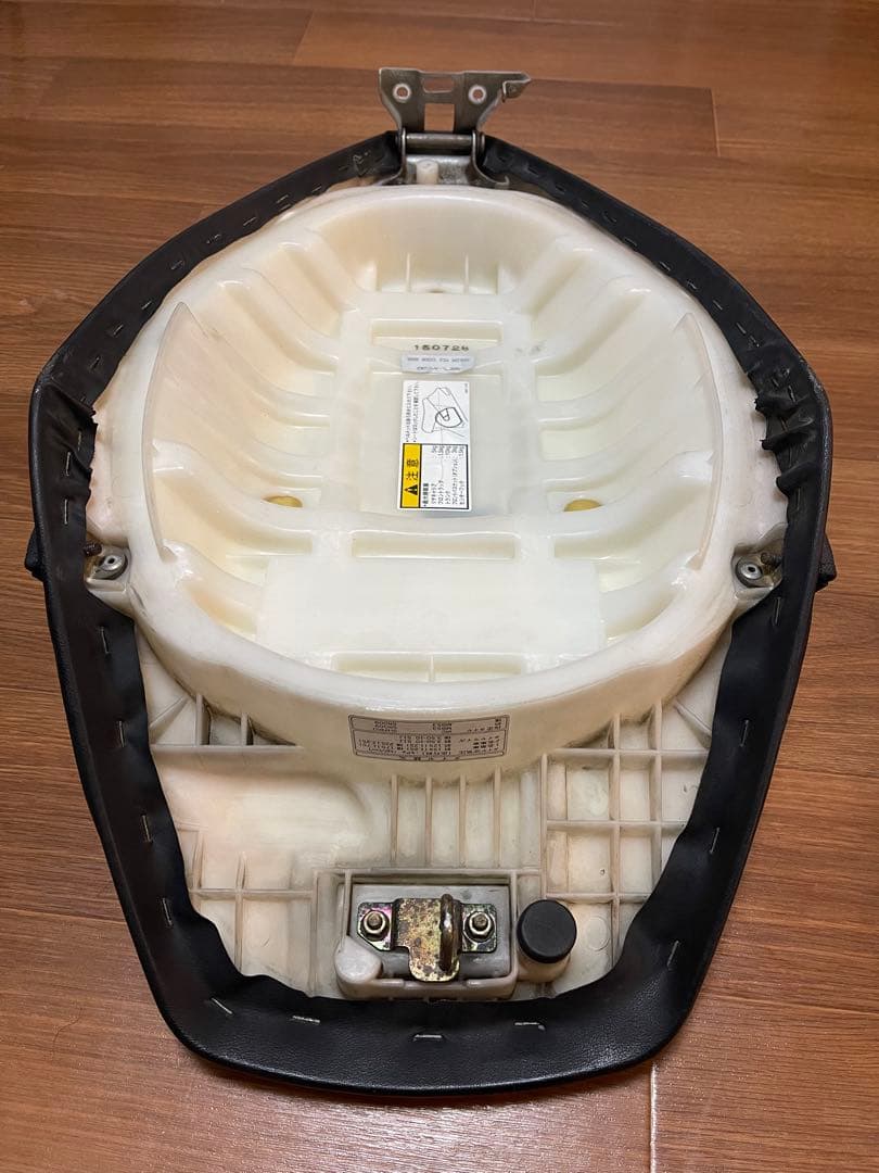 Seats V100