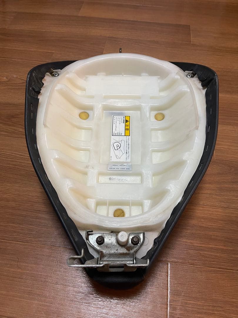 Seats V100