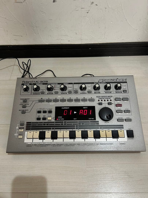 Roland Rhythm Machine Mc-303 Groovebox