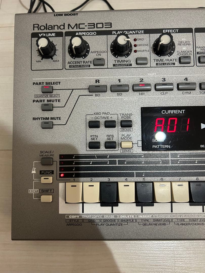 Roland Rhythm Machine Mc-303 Groovebox