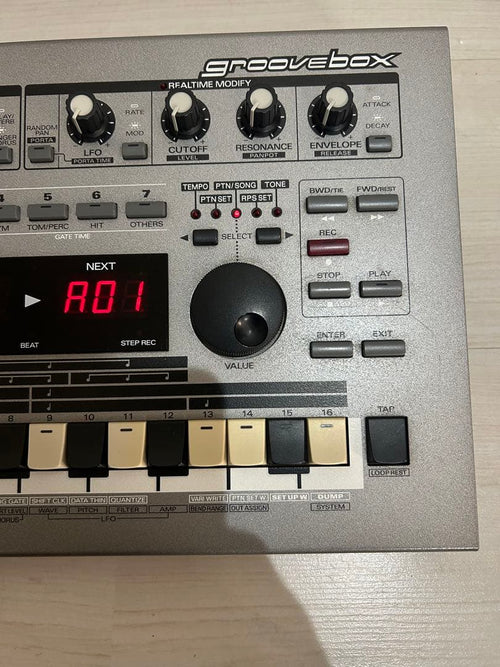 Roland Rhythm Machine Mc-303 Groovebox