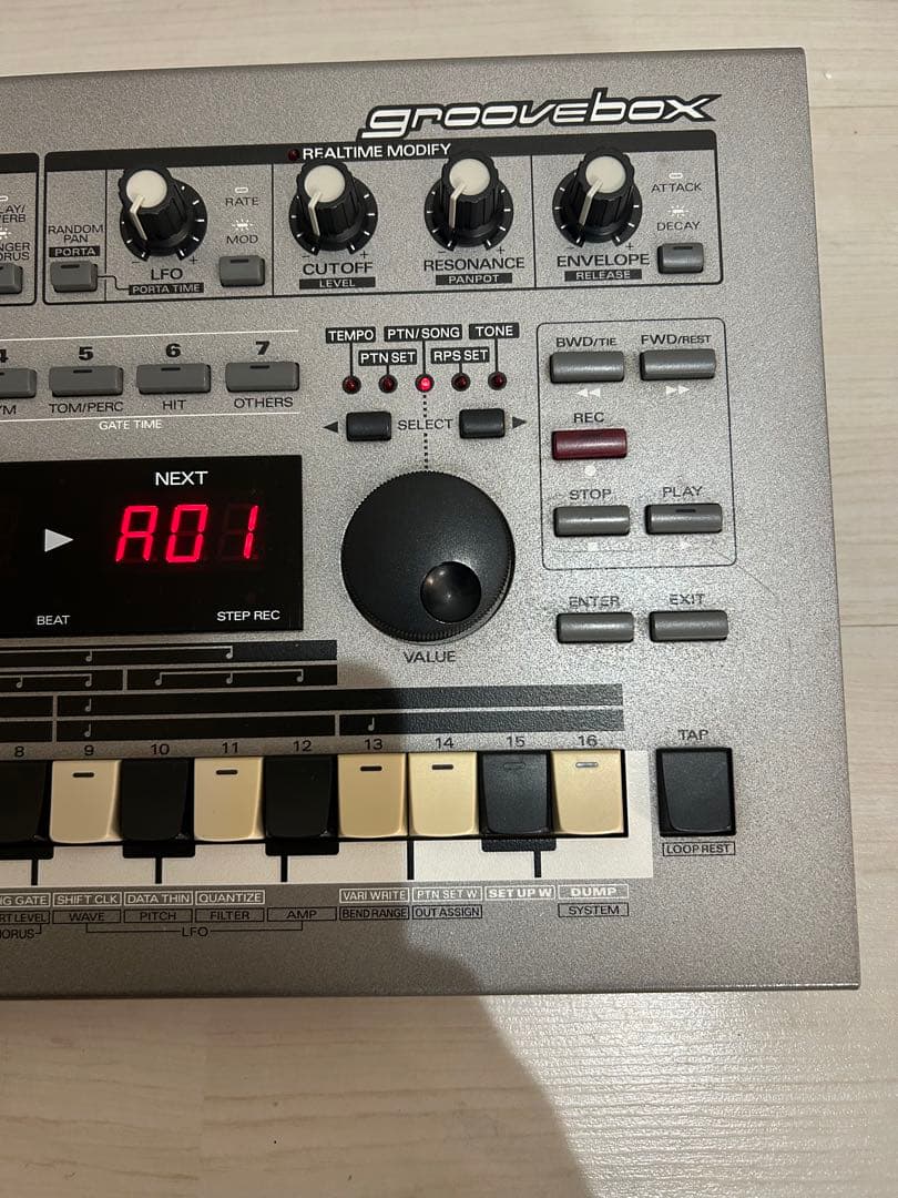 Roland Rhythm Machine Mc-303 Groovebox