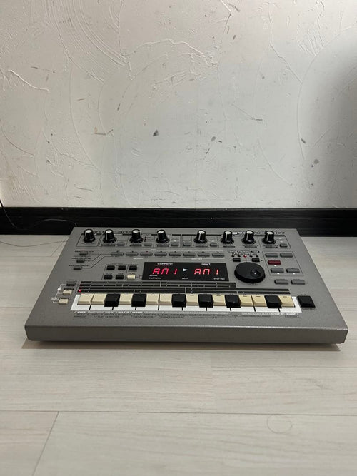 Roland Rhythm Machine Mc-303 Groovebox