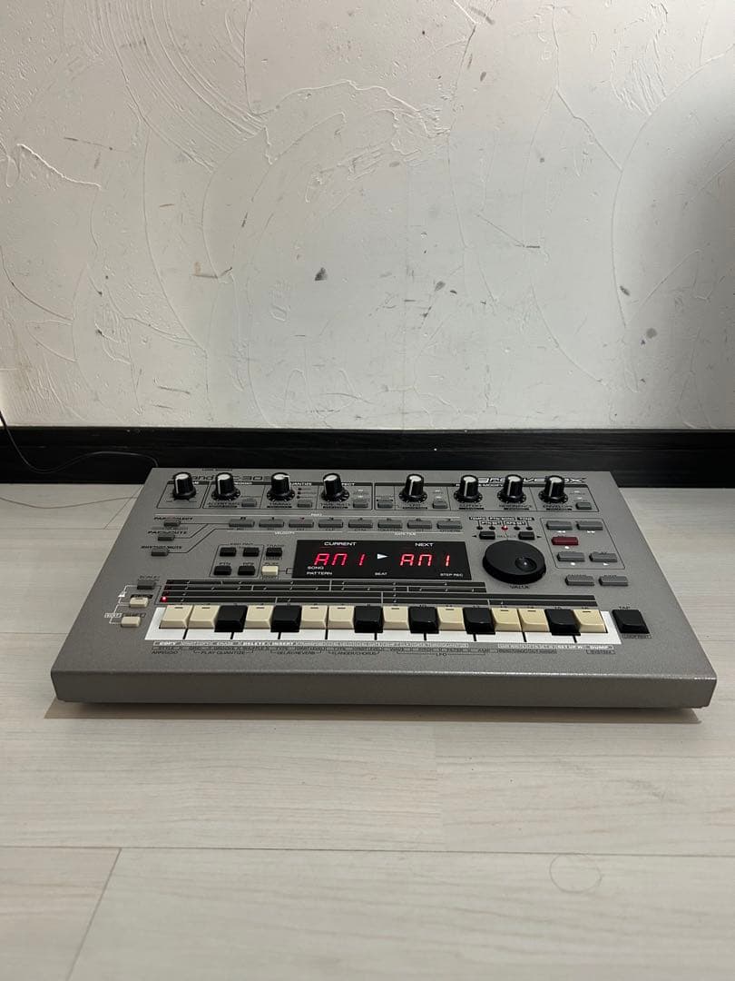 Roland Rhythm Machine Mc-303 Groovebox
