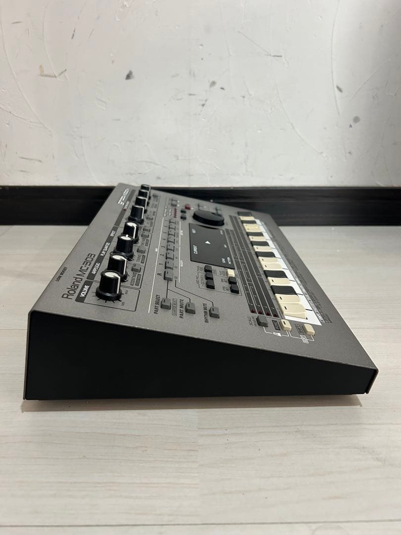 Roland Rhythm Machine Mc-303 Groovebox