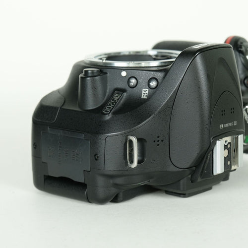 Nikon Digital Slr 20,051 2 D5200 F