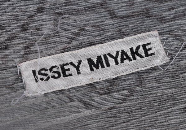 Issey Miyake Stall Shawl