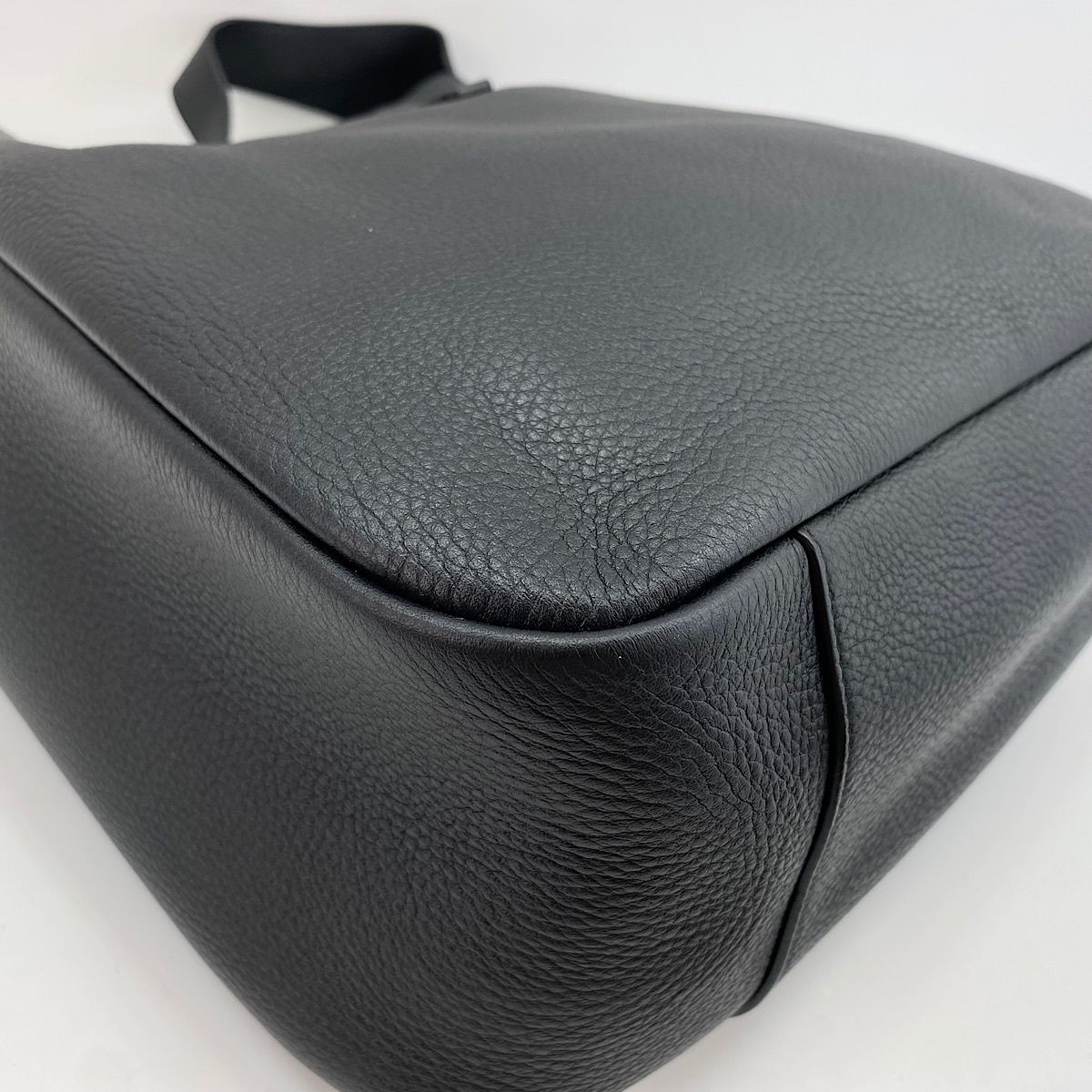 Yves Saint Laurent Shoulder Bag